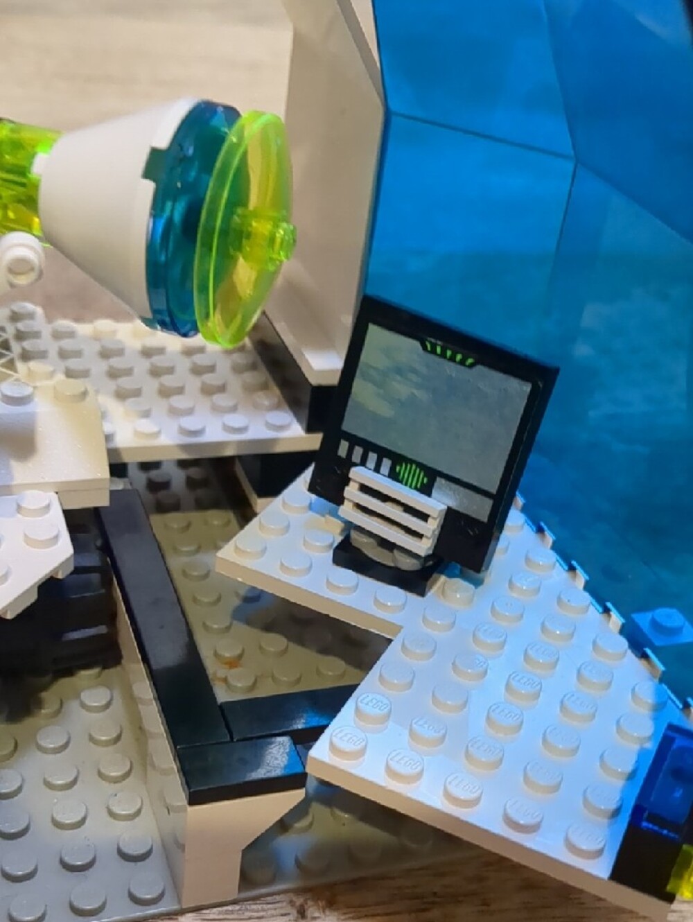 Lego 6958-1 Android Base - 3 Minifigs - All Pieces - Picture 9 of 14